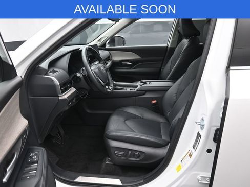 Used 2024 Toyota Grand Highlander AWD image 9