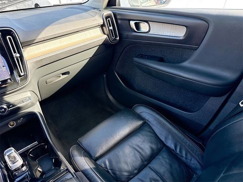 Used 2023 Volvo XC40 B5 Plus image 26