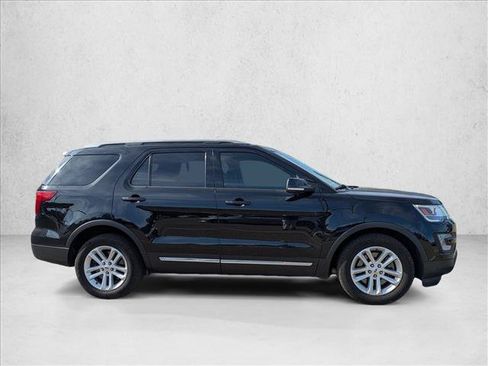 Used 2017 Ford Explorer XLT w/ Equipment Group 202A FWD image 4
