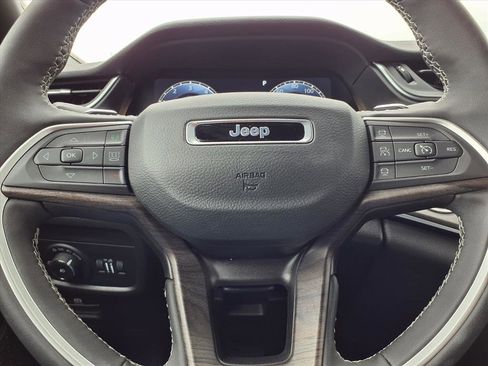 Used 2025 Jeep Grand Cherokee Limited image 16