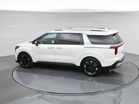 Used 2025 Kia Carnival EX image 43