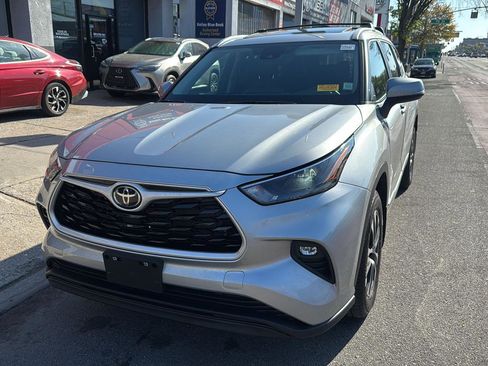 Used 2023 Toyota Highlander XLE image 11