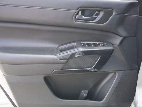 Used 2024 Nissan Pathfinder S FWD image 17