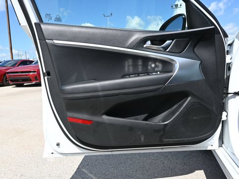 Used 2025 Genesis G70 2.5T RWD image 8
