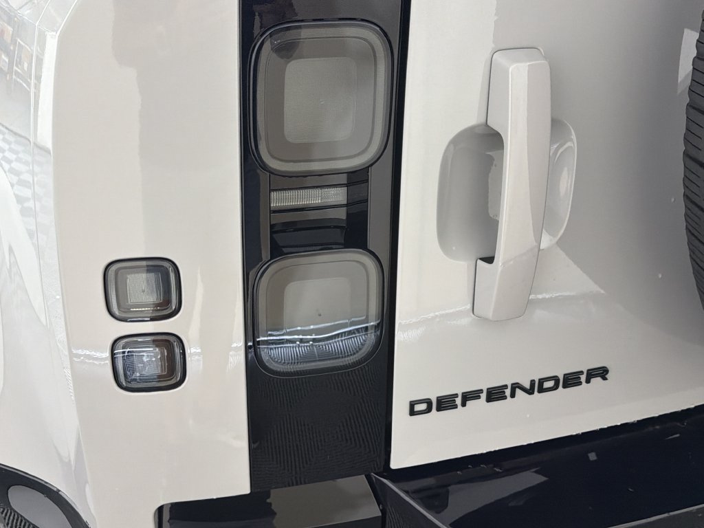 New 2026 Land Rover Defender 110 X-Dynamic SE AWD/4WD image 14
