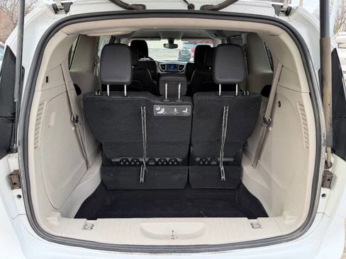 Used 2018 Chrysler Pacifica Touring-L image 14