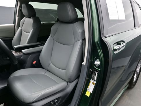 Used 2024 Toyota Sienna XLE image 12