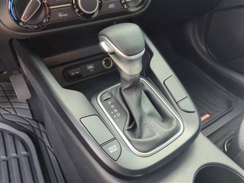 Used 2025 Kia Soul LX w/ LX Technology Package FWD image 15