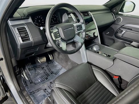 Certified 2024 Land Rover Discovery Dynamic SE image 9