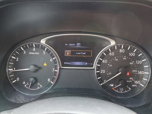 Used 2017 Nissan Pathfinder SV image 2