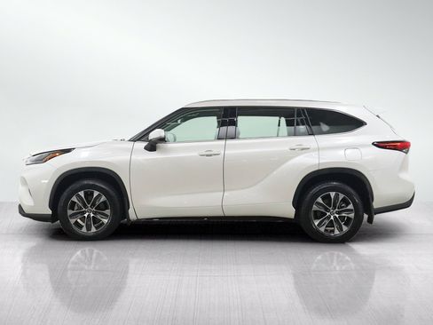 Used 2021 Toyota Highlander XLE AWD/4WD image 2