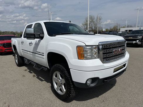 Used 2011 GMC Sierra 2500 Denali w/ Suspension Package, Off-Road AWD/4WD image 9