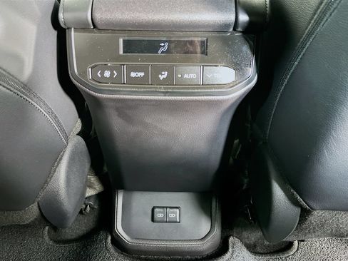 Used 2025 Toyota Highlander XLE FWD image 34