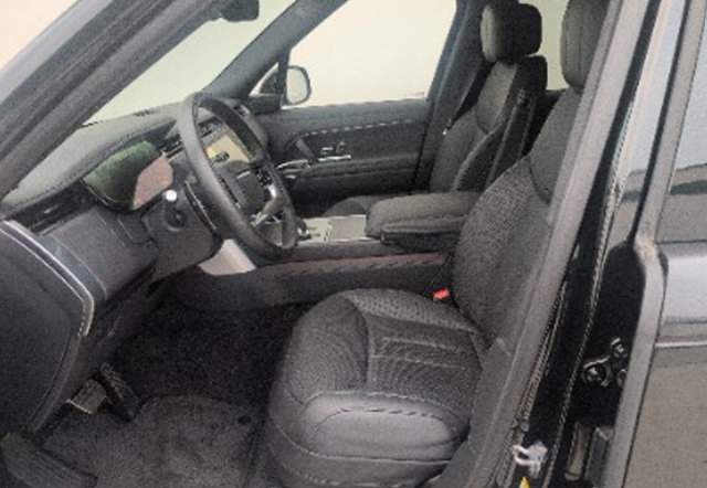 Used 2025 Land Rover Range Rover SE AWD/4WD image 7