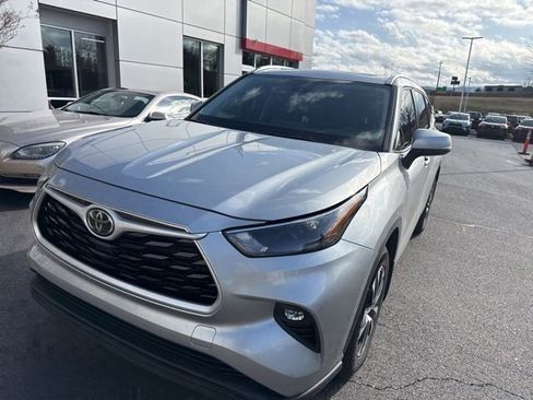 Used 2022 Toyota Highlander XLE image 3