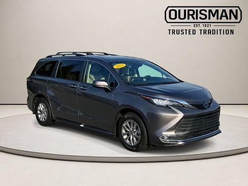 Used 2022 Toyota Sienna XLE FWD image 2