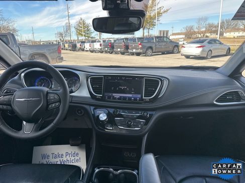Used 2025 Chrysler Pacifica Limited image 3