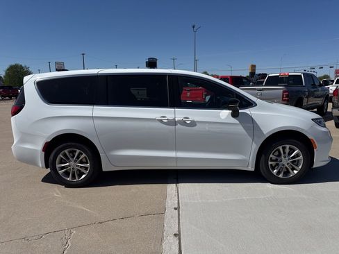 New 2026 Chrysler Pacifica Select AWD/4WD image 8