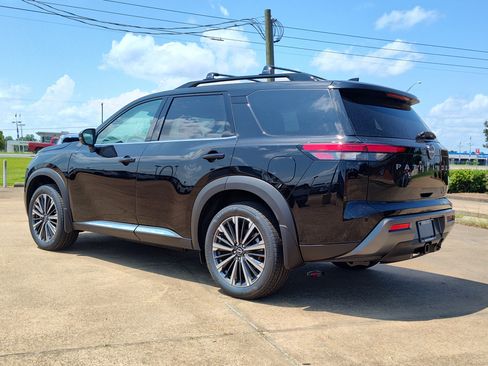 New 2026 Nissan Pathfinder Platinum FWD image 3