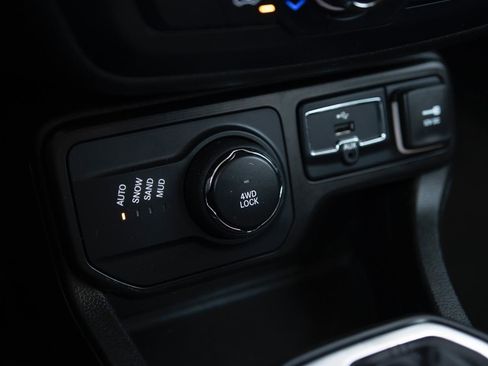 Used 2023 Jeep Renegade Latitude AWD/4WD image 10