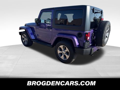 Used 2017 Jeep Wrangler Sahara w/ Connectivity Group AWD/4WD image 9