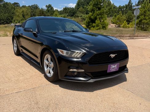 Used 2015 Ford Mustang Coupe RWD image 3
