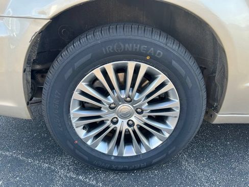 Used 2013 Chrysler Town & Country Touring-L w/ Driver Convenience Group FWD image 42