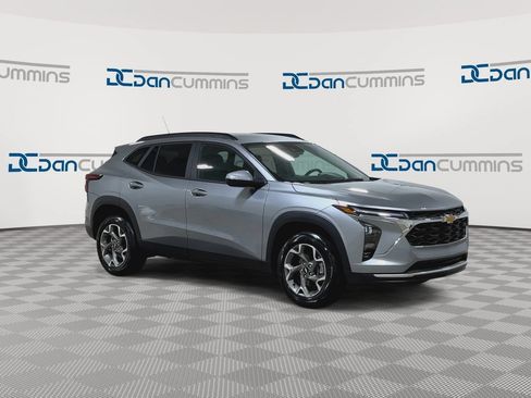 New 2026 Chevrolet Trax LT w/ LT Convenience Package FWD image 3