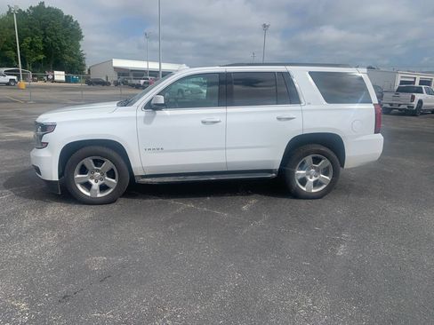 Used 2020 Chevrolet Tahoe LT w/ Luxury Package RWD image 3