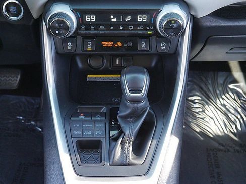 Used 2021 Toyota RAV4 XLE Premium image 22