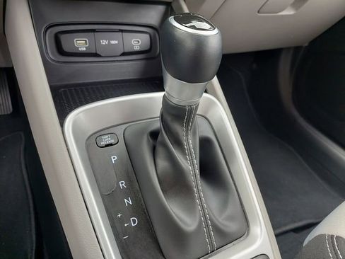 Used 2025 Hyundai Venue SEL FWD image 23
