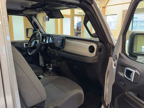 Used 2024 Jeep Wrangler Unlimited Sahara image 23