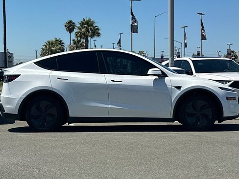 Used 2026 Tesla Model Y 2WD image 3