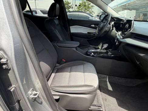 Used 2025 Chevrolet Trax LT FWD image 6
