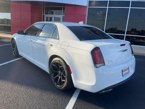 Used 2019 Chrysler 300 S RWD image 4