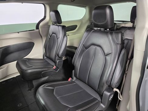 Used 2023 Chrysler Pacifica Touring-L FWD image 15