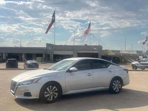 Used 2020 Nissan Altima 2.5 S FWD image 12