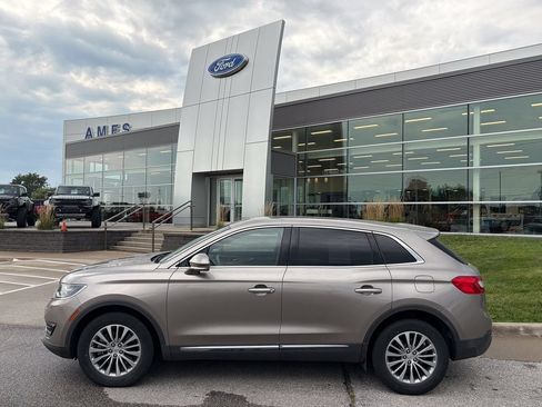 Used 2018 Lincoln MKX Select w/ Select Plus Package AWD/4WD image 3