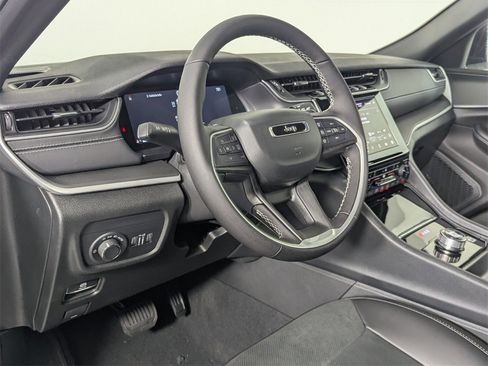 New 2025 Jeep Grand Cherokee Altitude image 11