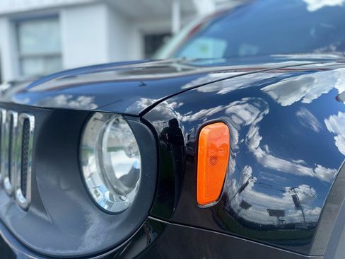 Used 2017 Jeep Renegade Latitude FWD image 4