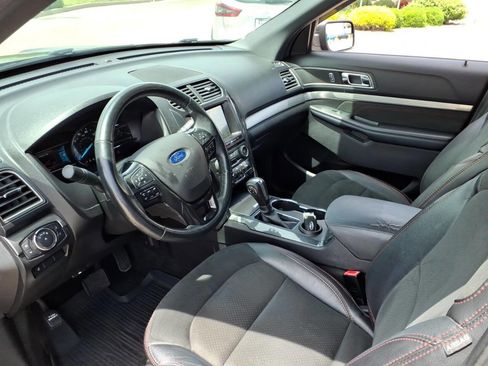 Used 2018 Ford Explorer XLT w/ Equipment Group 202A FWD image 20