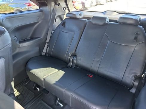 Used 2025 Toyota Sienna Platinum image 17