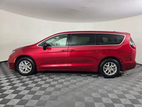 Used 2024 Chrysler Pacifica Touring-L image 7