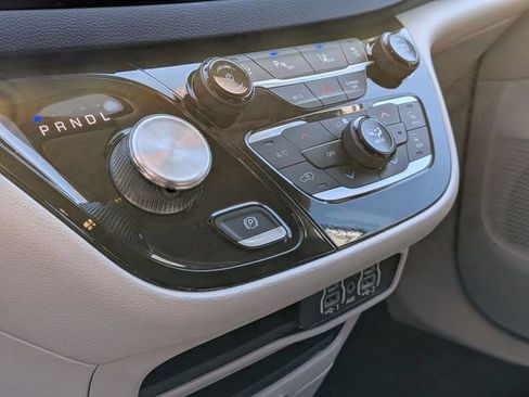 Used 2024 Chrysler Pacifica Touring-L image 22