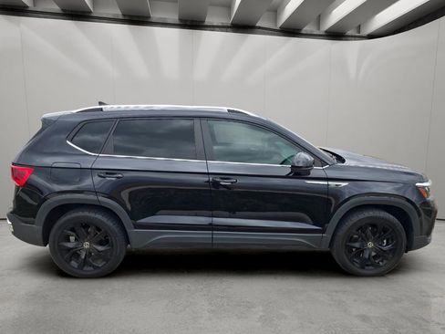 Used 2023 Volkswagen Taos SE w/ Panoramic Sunroof Package FWD image 6