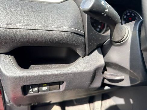 Used 2021 Toyota RAV4 LE FWD image 6