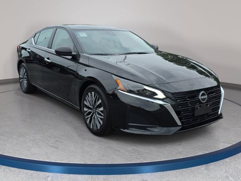 Used 2024 Nissan Altima 2.5 SV FWD image 3