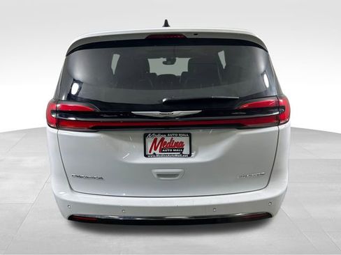 Used 2024 Chrysler Pacifica Limited image 6