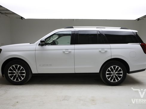 Used 2025 Ford Expedition Platinum AWD/4WD image 2