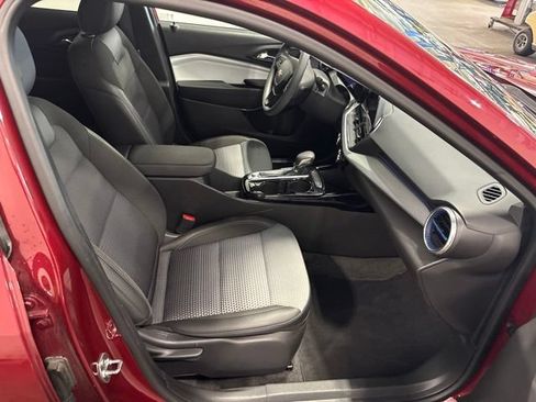 Used 2025 Chevrolet Trax LT FWD image 33